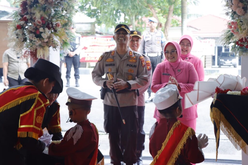 AKBP Ronald Serahkan Tongkat Komando Polres Kampar ke AKBP Mihardi