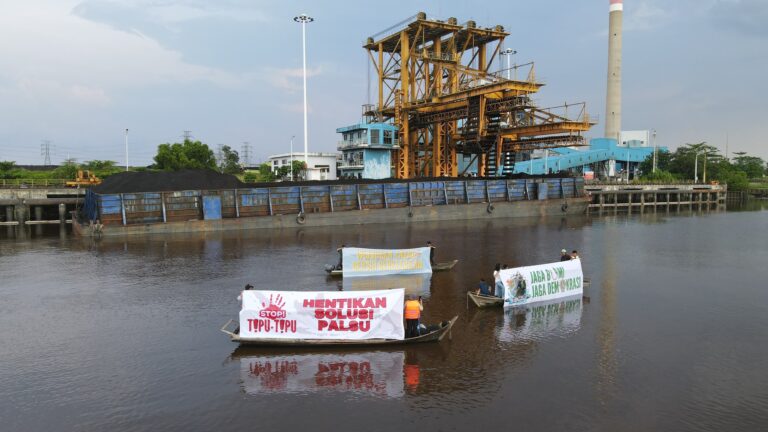 Aksi Simbolik di Sungai Siak, Massa Bentangkan Spanduk di PLTU Tenayan Raya