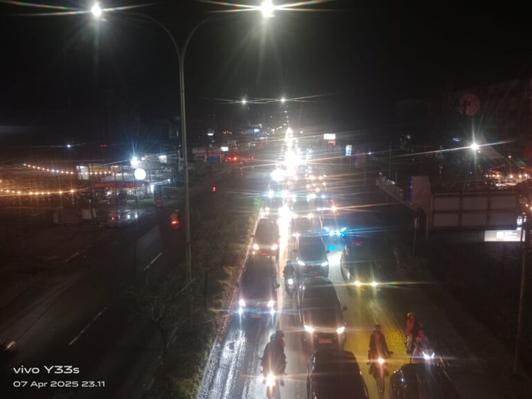 Banjir, Jalan Soebrantas Macet Panjang