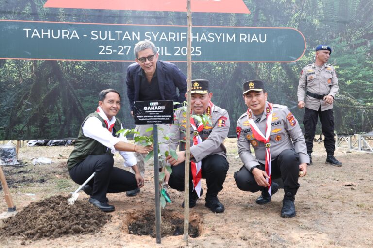 Bersama Menhut Raja Juli, Kapolri Jenderal Listyo Buka Jambore Karhutla di Siak