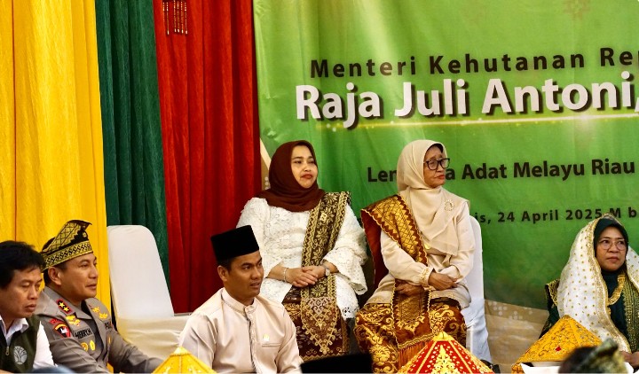 Bupati Bengkalis Hadiri Upacara Adat Tepuk Tepung Tawar Menteri Kehutanan