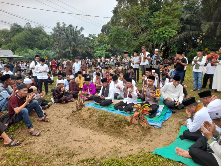 Bupati Kampar Lepas Rombongan Ziarah Kubur Desa Kampung Godang