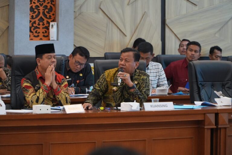 Bupati Suhardiman Minta Gubri Wahid Perbaiki Ruas Jalan Provinsi yang Rusak di Kuansing