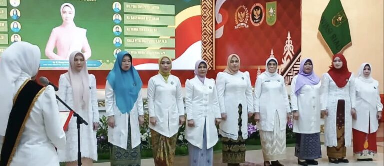 dr Yeni Dikukuhkan Sebagai Bunda Puad dan Literasi Rohul