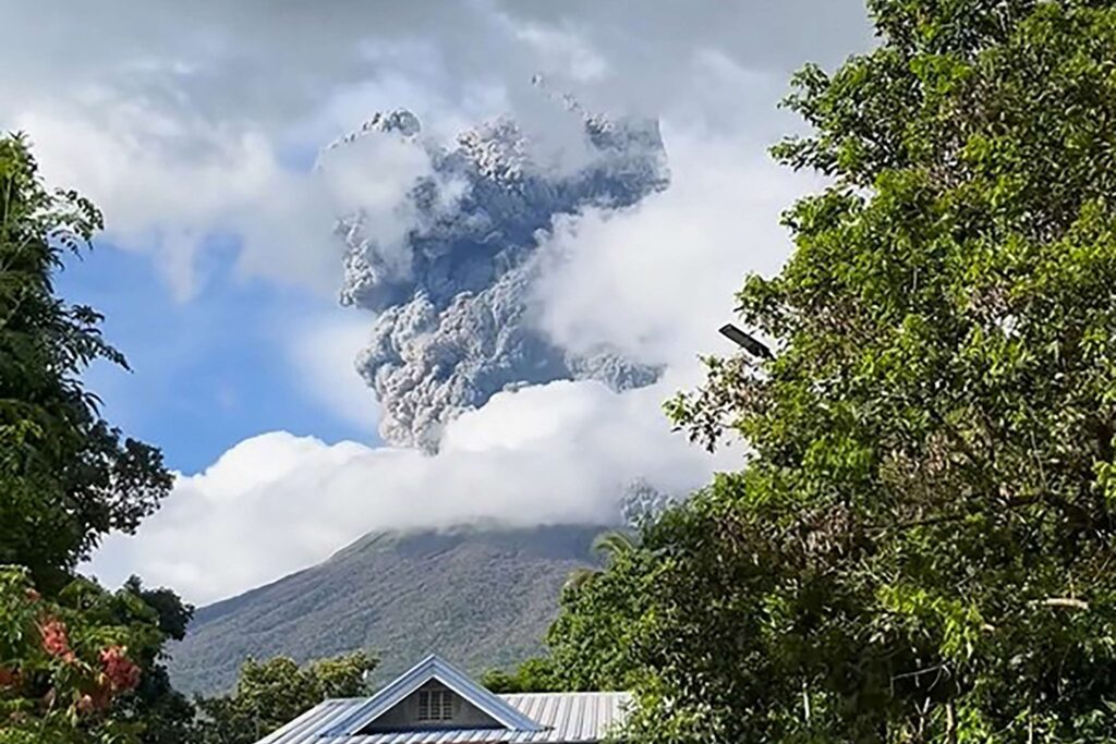 Gunung Kanlaon di Filipina Erupsi