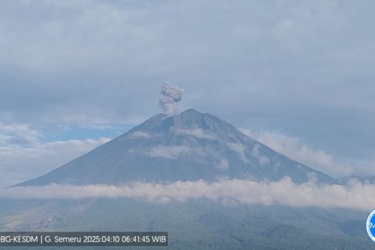 Gunung Semeru Erupsi 5 Kali Pagi Ini