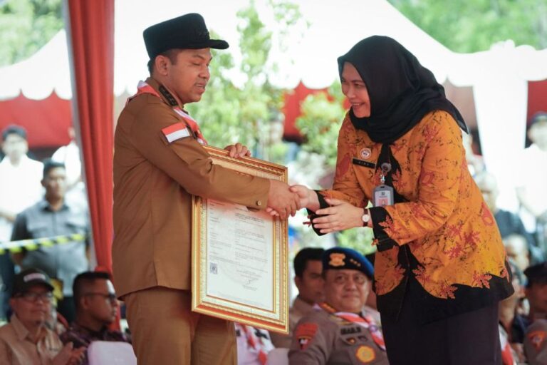 Inisiasi Jambore Karhutla 2025, Gubri Wahid dan Kapolda Irjen Herry Terima Piagam HAKI