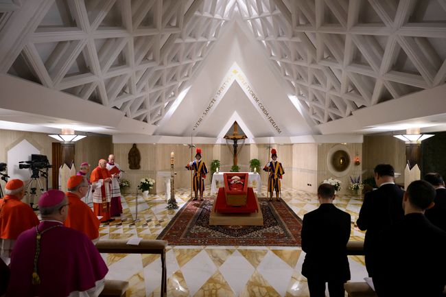 Jenazah Paus Fransiskus Dipindahkan dari Casa Santa Marta ke Basilika