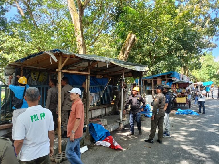 Lapak PKL di Kawasan Taman Kota Dibongkar