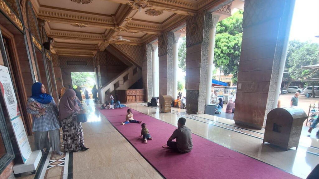 Masjid Ini Sediakan Layanan Pijat hingga Potong Rambut Gratis bagi Pemudik