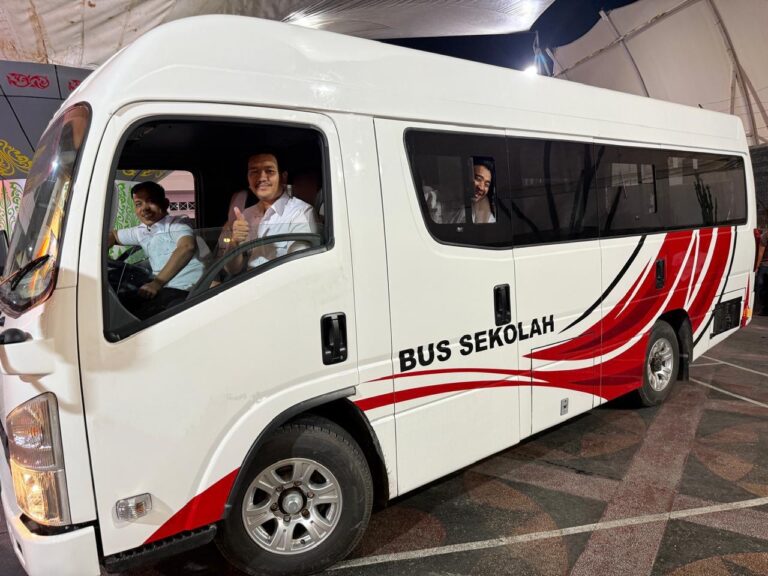 Pemko Pekanbaru Terima Dua Unit Bus Sekolah dari Kemenhub