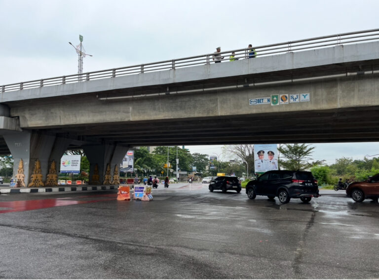 Pengendara Motor Diduga Jatuh dari Flyover SKA