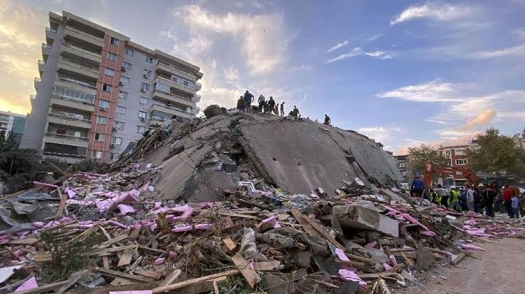 Ratusan Warga Istanbul Terluka Akibat Gempa Bumi