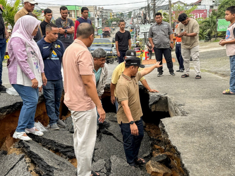 Tinjau Jalan Lobak yang Amblas, Wali Kota Pekanbaru Pastikan Segera Diperbaiki