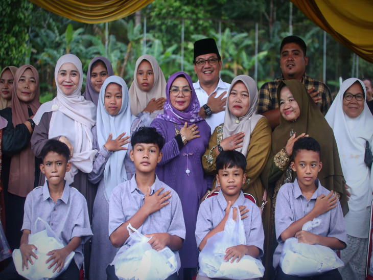 Wabup Kampar Serahkan Santunan Anak Yatim Piatu Dua Desa di Kecamatan Rumbio Jaya