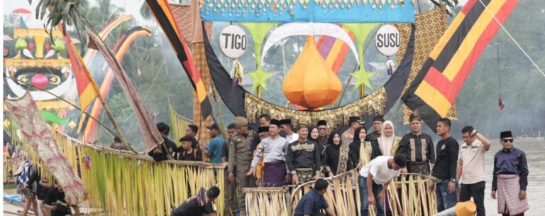 Wabup Kuansing Hadiri dan Buka Festival Perahu Baganduang