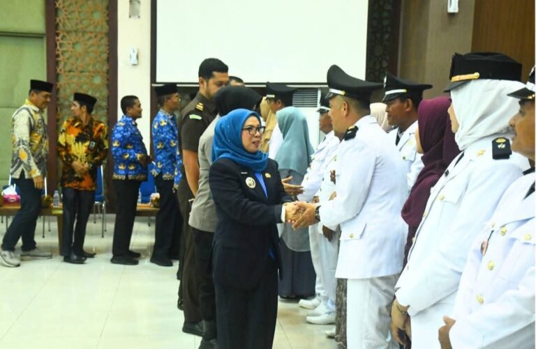 Wabup Misharti Lantik 12 Pj Kades se-Kampar