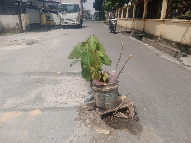 Warga Tutup Lobang Amblas IPAL Pakai Tong Sampah di Jalan Semangka