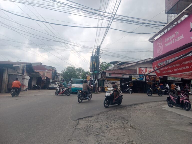 Bahayakan Pengendara, Kabel Internet Melintang di Jalan Dharma Bakti