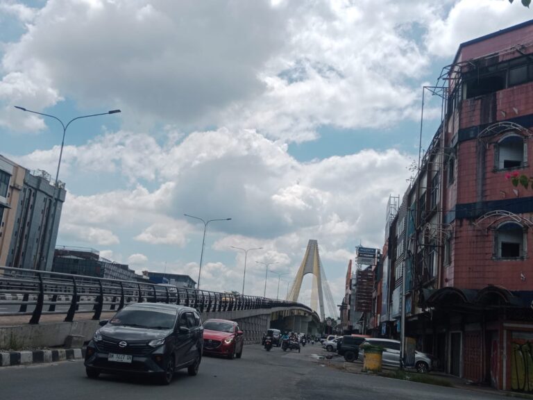 Bangunan di Kawasan Jalan Sudirman Ujung Disebut tak Berizin