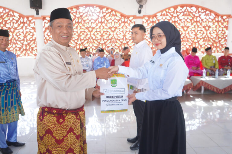 Bupati Anton Serahkan 55 SK ke CPNS Pemkab Rohul