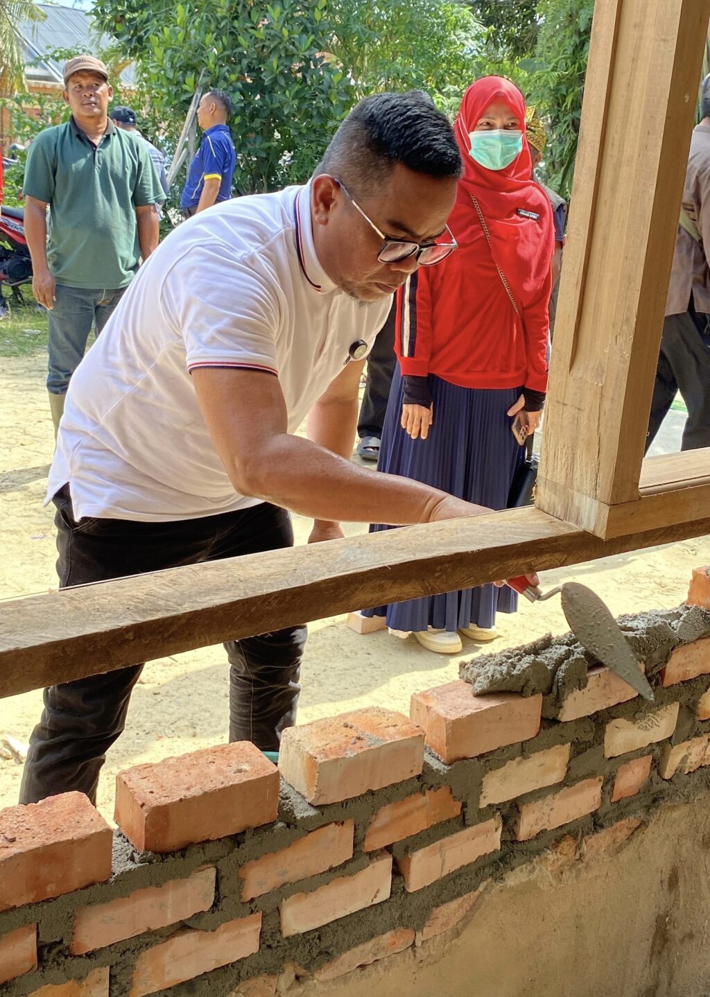 Bupati Zukri Turut Gotong Royong Bedah Rumah di Kelurahan Sei Kijang