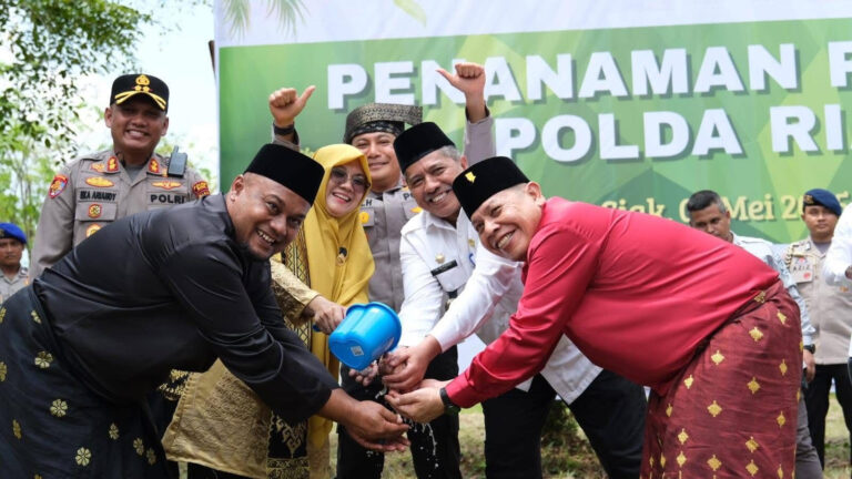 Diinisiasi Irjen Herry: Alfedri Menanam, Afni Menyiram