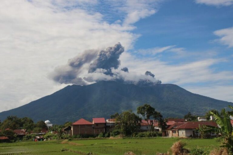 Gunung Marapi Erupsi Dua Kali Pagi Ini
