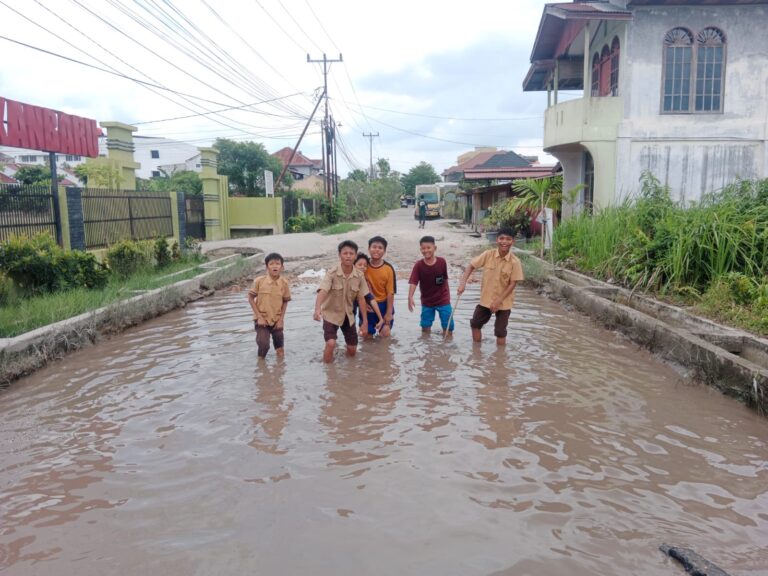 Jalan Teladan Rusak, Pelajar SD: Tolong Perbaiki Jalan ke Sekolah Kami