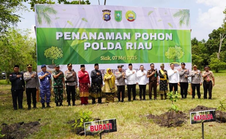 Kapolres AKBP Eka Dampingi Kapolda Irjen Herry Tanam Pohon di Bumi Perkemahan Tengku Buang Asmara
