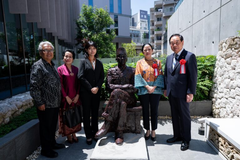 Puan Resmikan Patung Bung Karno di KBRI Tokyo