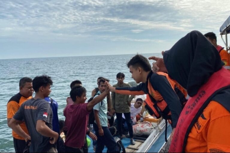 Terombang-ambing di Selat Malaka, Awak Kapal Selamat