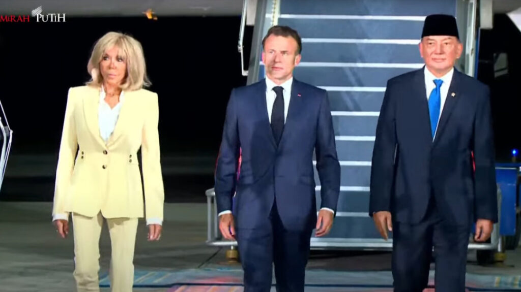 Tiba di Indonesia, Presiden Macron Disambut Menhan dan Menlu