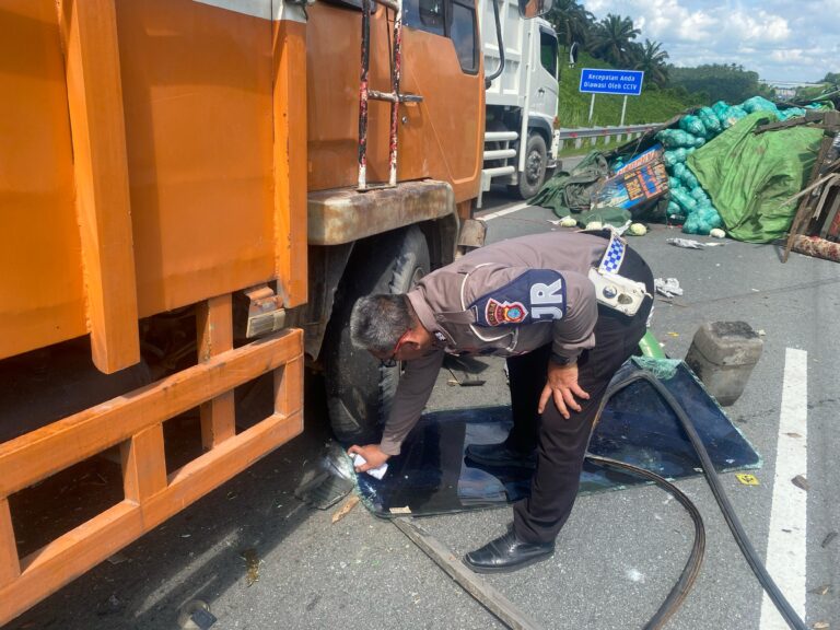 Truk Fuso Tabrak Colt Diesel Parkir di Bahu Jalan Tol Pekanbaru-Dumai