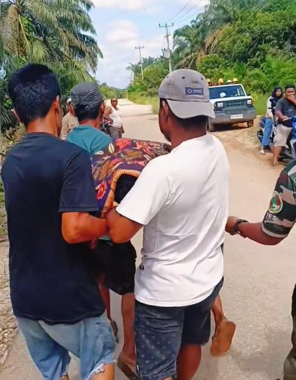Viral! Warga di Senema Nenek Bopong Jenazah