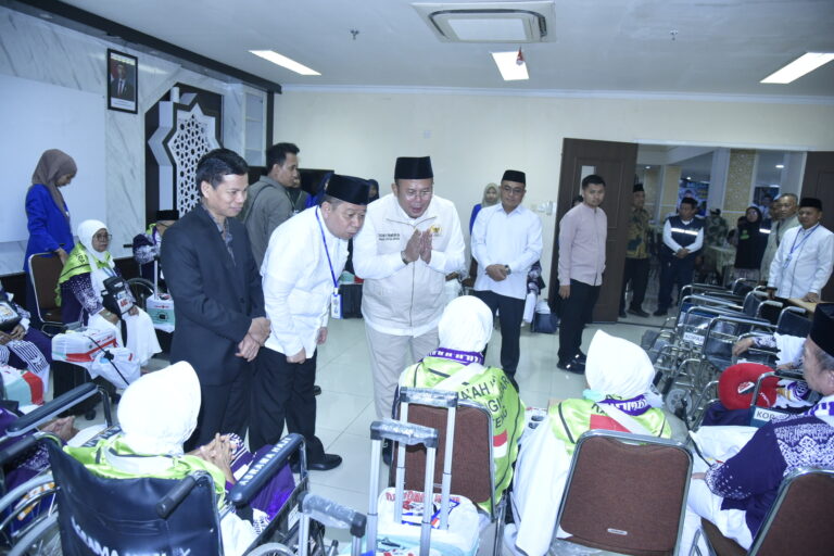 Wakil Ketua DPR Lepas Jemaah Calon Haji Kalsel dan Kalteng