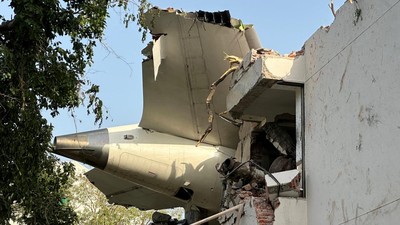 Air India Jatuh di Ahmedabad: Kemungkinan tak Ada yang Selamat