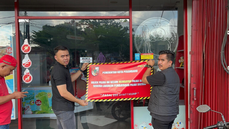 Bapenda Tempelkan Tanda Penunggak Pajak di Restoran dan Reklame