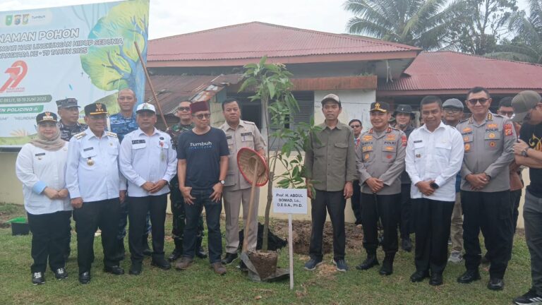 Bersama UAS dan Rokcy Gerung, Polda Riau Bakti Sosial dan Tanam Pohon di Kampar Kiri