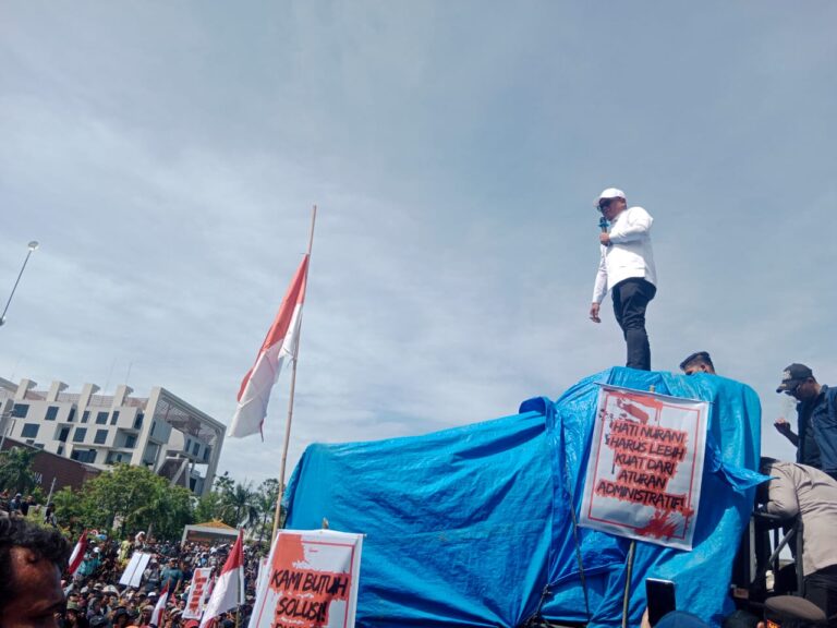 Bupati Zukri Temui Massa Aksi di Depan Kantor Gubernur