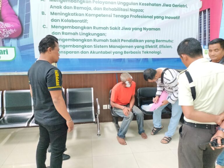 Frangky Diantar ke RS Jiwa Tampan Pasca Pukul Pria Asal Dumai