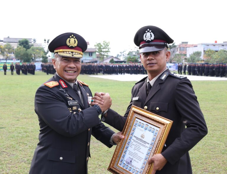 Gagalkan Aksi Pencurian, Bripka Agus Budiadi Terima Penghargaan