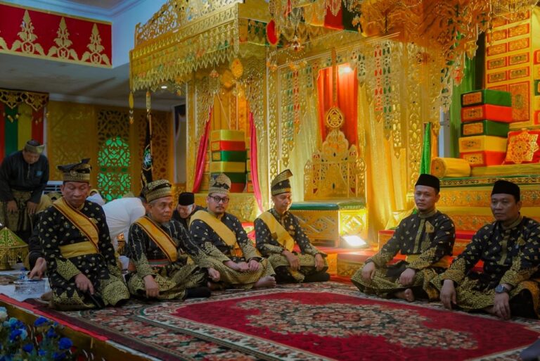 Ini Gelar Adat yang Ditabalkan LAMR Pekanbaru ke Agung-Markarius