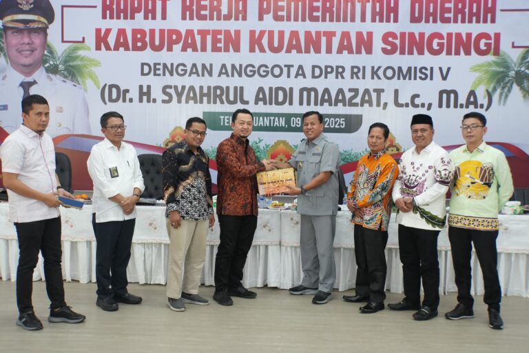 Jalan Lintas Kuansing Rusak Parah, Syahrul Aidi; Jembatan Timbang Ada, Mobil Tonase Besar Lewat