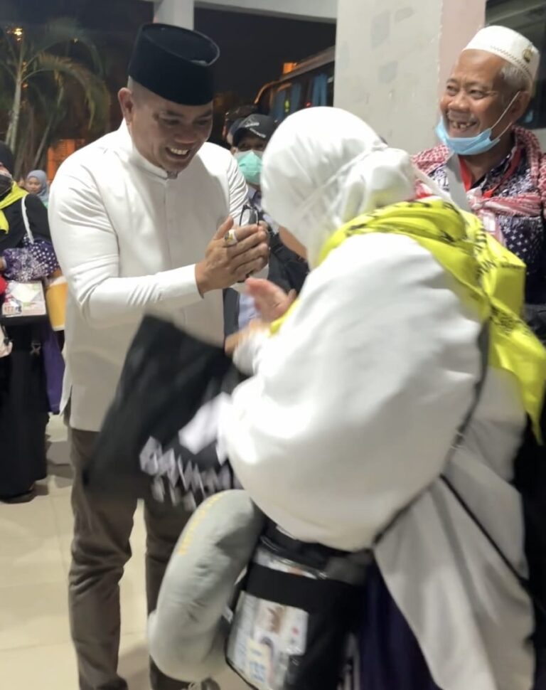 Kepulangan Jemaah Haji Disambut Bupati Zukri