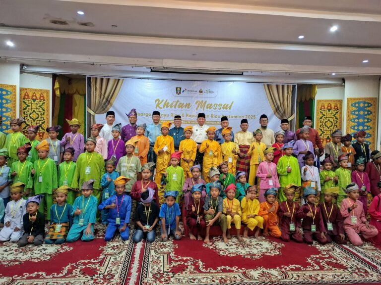 LAMR Riau Bersama KEMARI Khitankan 80 Anak