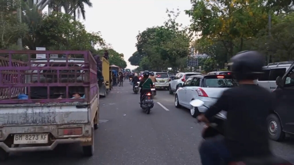 Massa Aksi Mulai Berdatangan di Kantor Gubri, Masyarakat Disarankan Hindari Jalan Sudirman