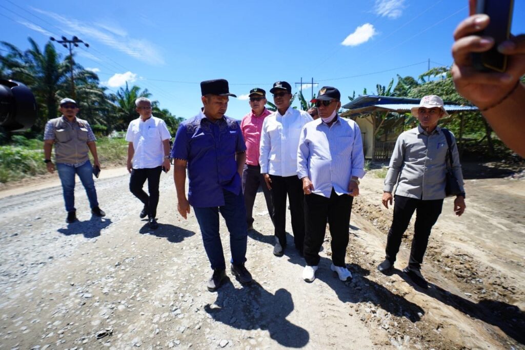 Mobil Angkutan Sebabkan Jalan Rusak di Desa Manggala Sempurna, Gubri Wahid Bakal Panggil Perusahaan