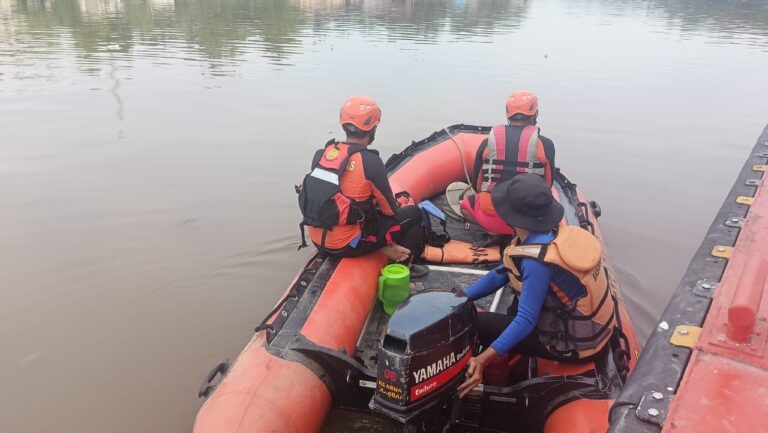 Pencarian Remaja Hanyut, Tim Basarnas Susuri Sungai Siak