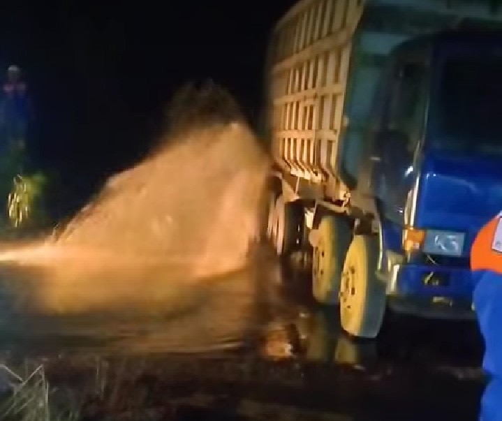 Pipa Minyak di Lintas Perawang-Dayun Pecah Usai Ditabrak Truk